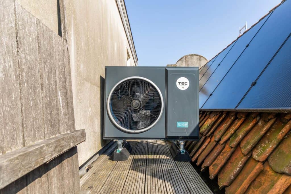 Warmtepomp op dakkapel in de stad