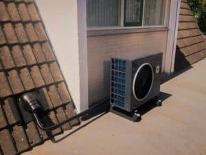 Warmtepomp geplaatst op plat dak van een woning