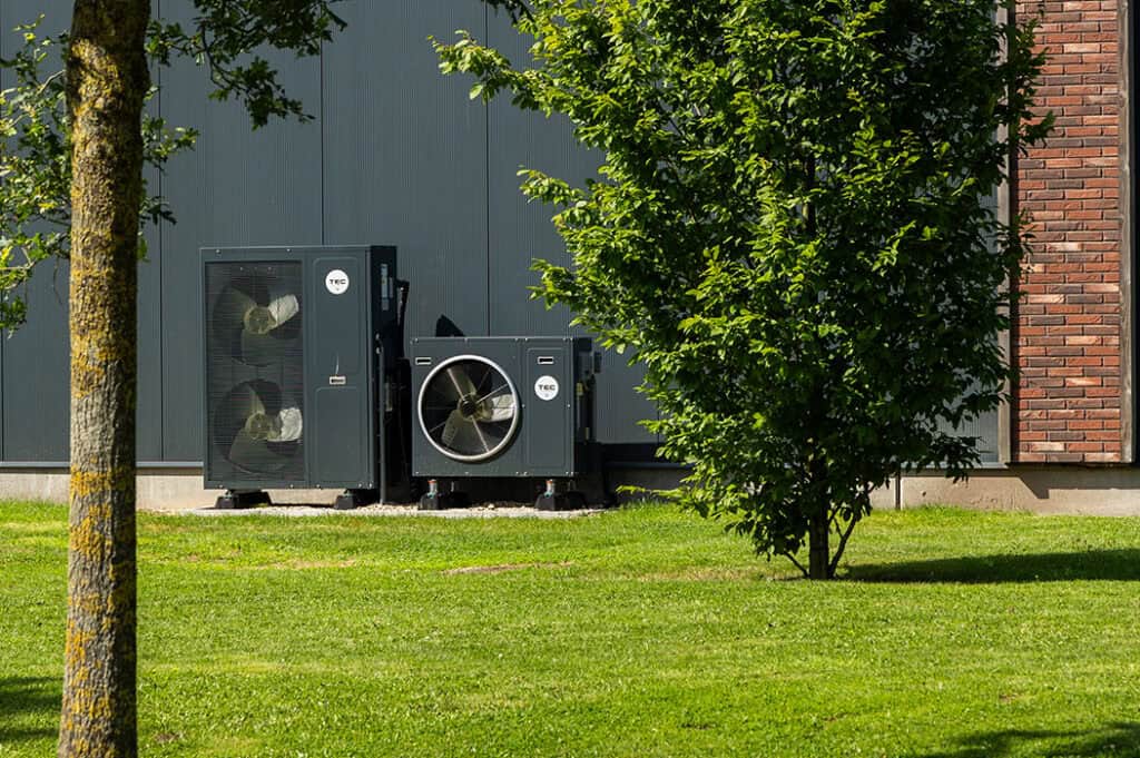 Warmtepomp geïnstalleerd bij bedrijfspand door TEC Warmtepompen