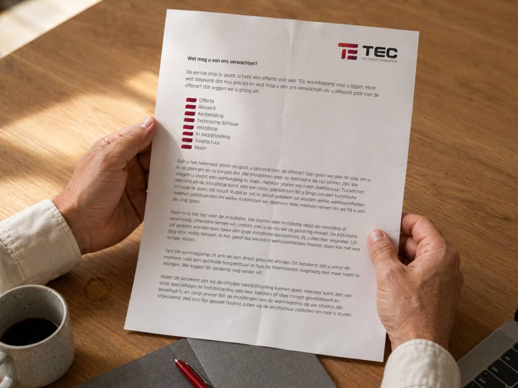 Huiseigenaar leest het heldere TEC-stappenplan van offerte tot installatie