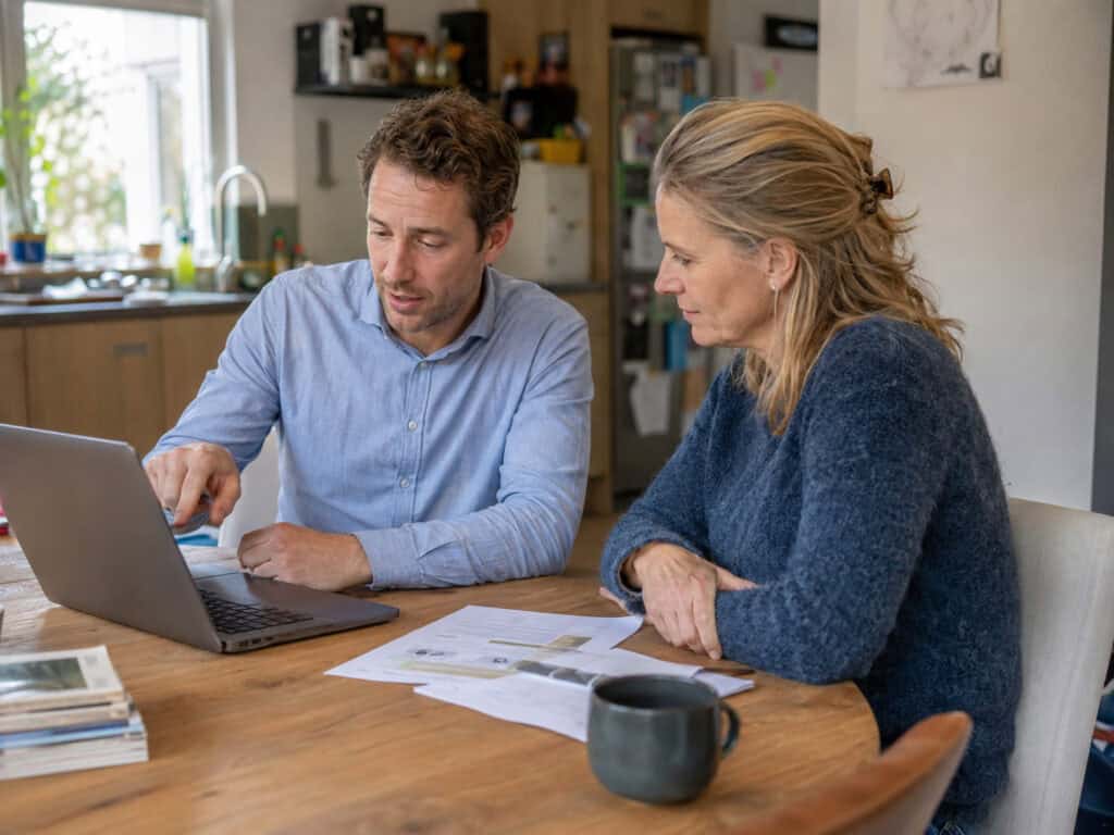 TEC adviseur bespreekt warmtepompadvies met huiseigenaar aan de keukentafel